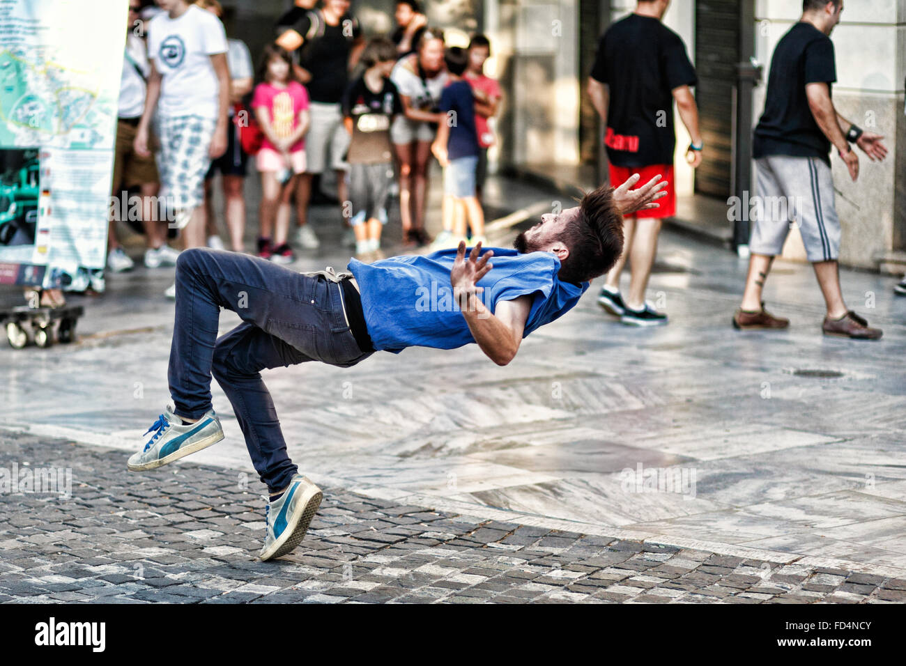 Breakdancers en las calles de Atenas, Grecia Foto de stock