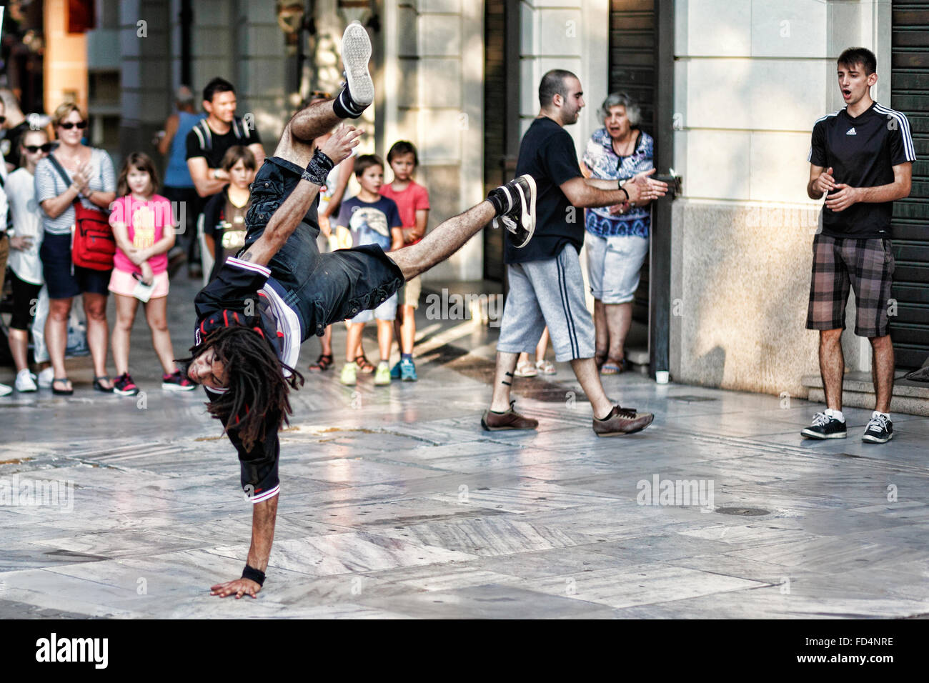 Breakdancers en las calles de Atenas, Grecia Foto de stock