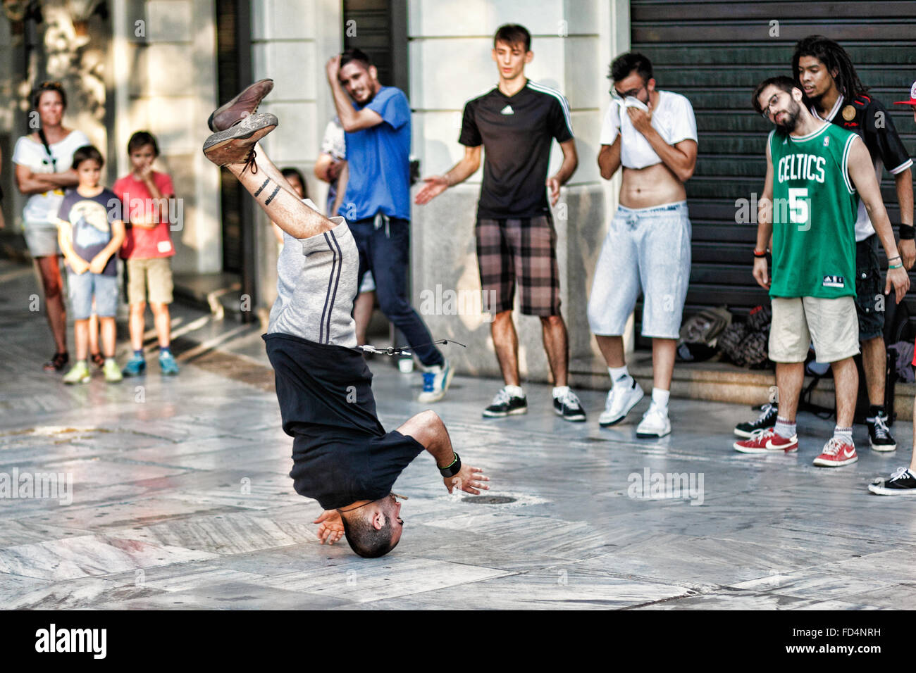 Breakdancers en las calles de Atenas, Grecia Foto de stock