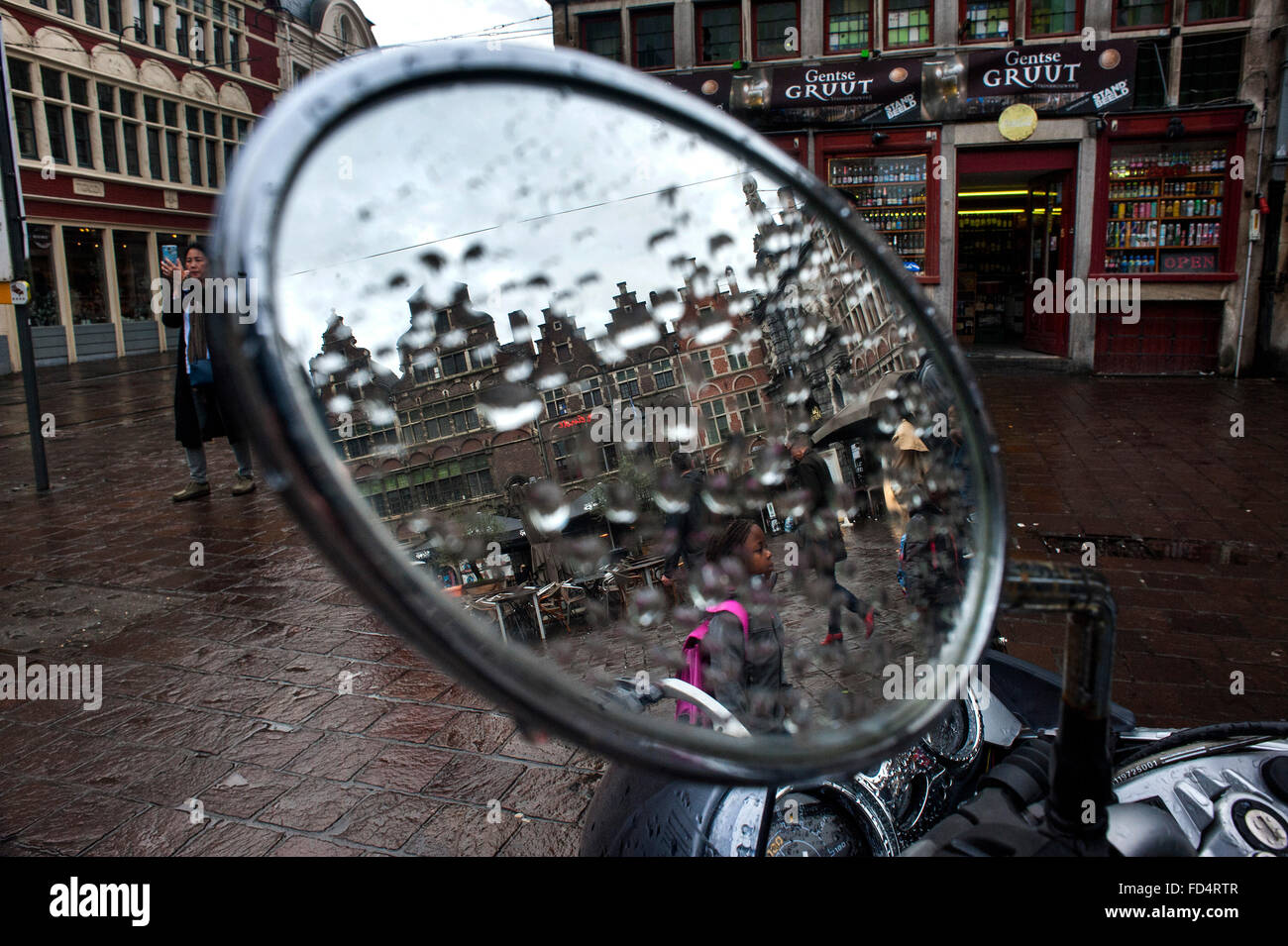 Reflejo de una calle en el centro histórico de Gante, en el espejo de una motocicleta después de la lluvia. Foto de stock
