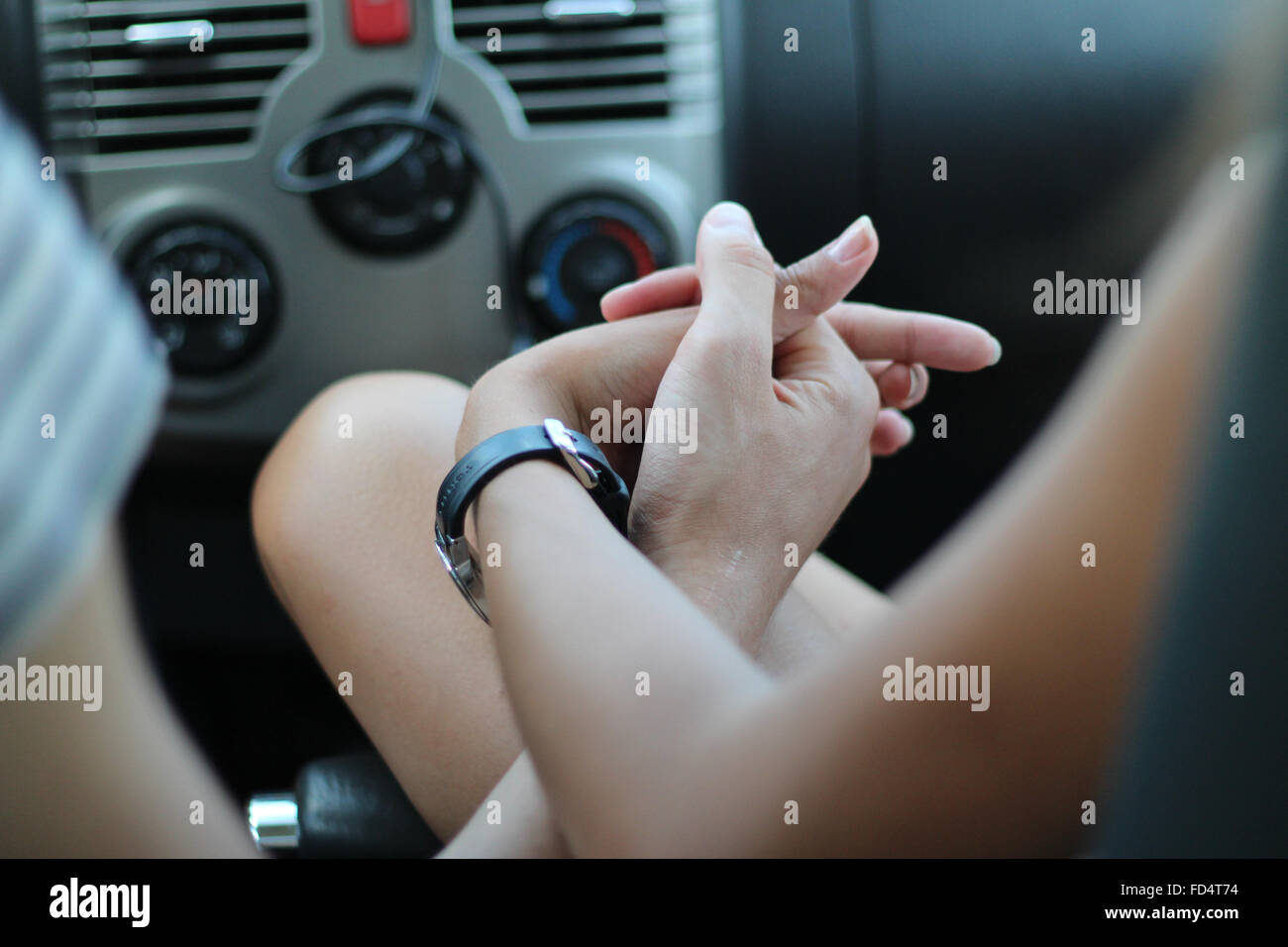 Sosteniendo las manos del carro fotografías e imágenes de alta resolución -  Alamy
