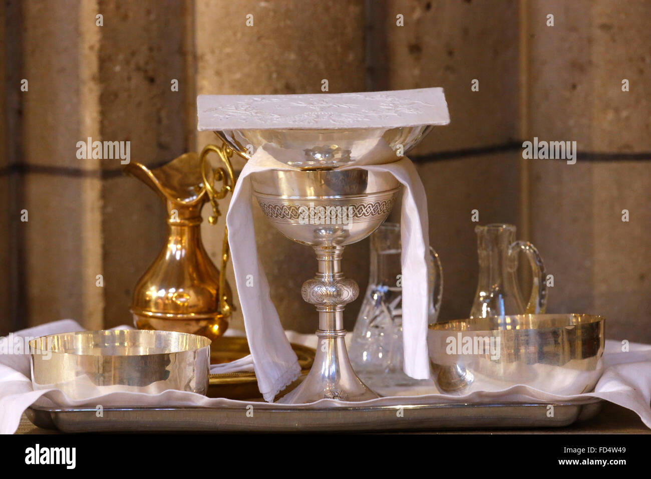 Vasos litúrgicos en una iglesia católica Fotografía de stock - Alamy