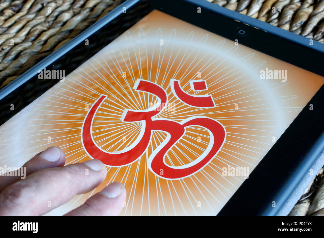 Om en un Ipad. El Om es un mantra y mística sílaba en Sánscrito de origen hindú. Foto de stock