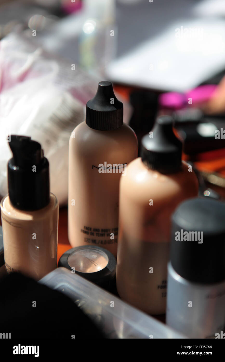 Maquillaje mac fotografías e imágenes de alta resolución - Alamy