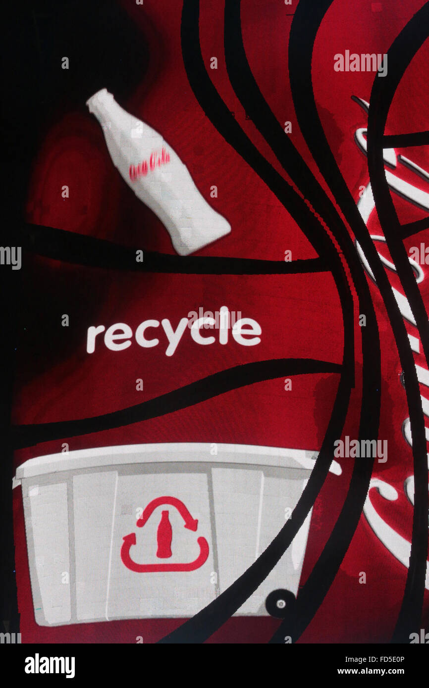 La publicidad de Coca-Cola. Campaña de reciclaje Fotografía de stock - Alamy