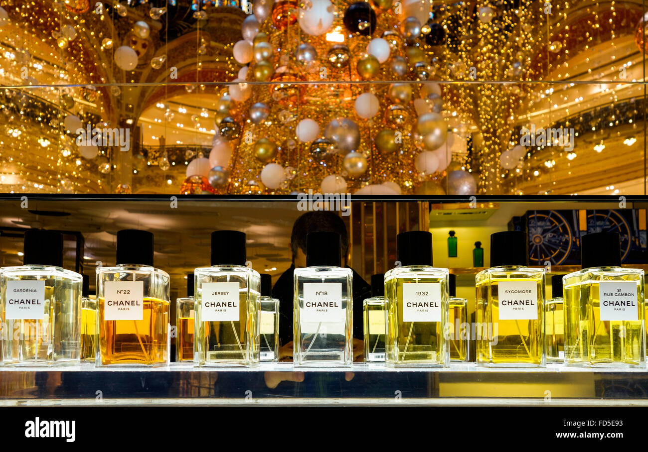 Perfumes y Fragancias de Chanel, en exhibición en Galerías Lafayette, en París, Francia. Foto de stock