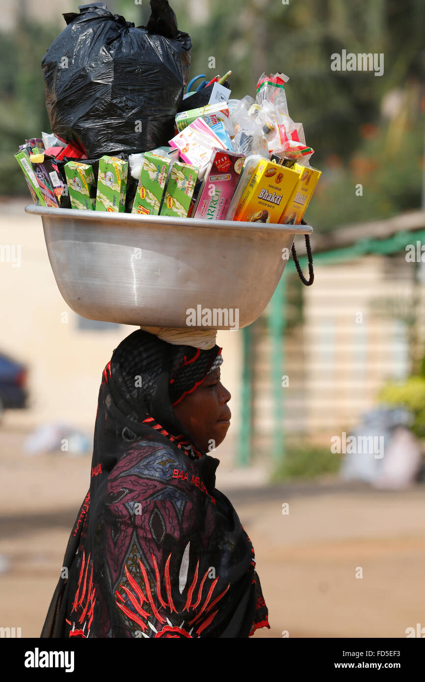 Mujer Africana. Vendedor de productos cosméticos. Foto de stock