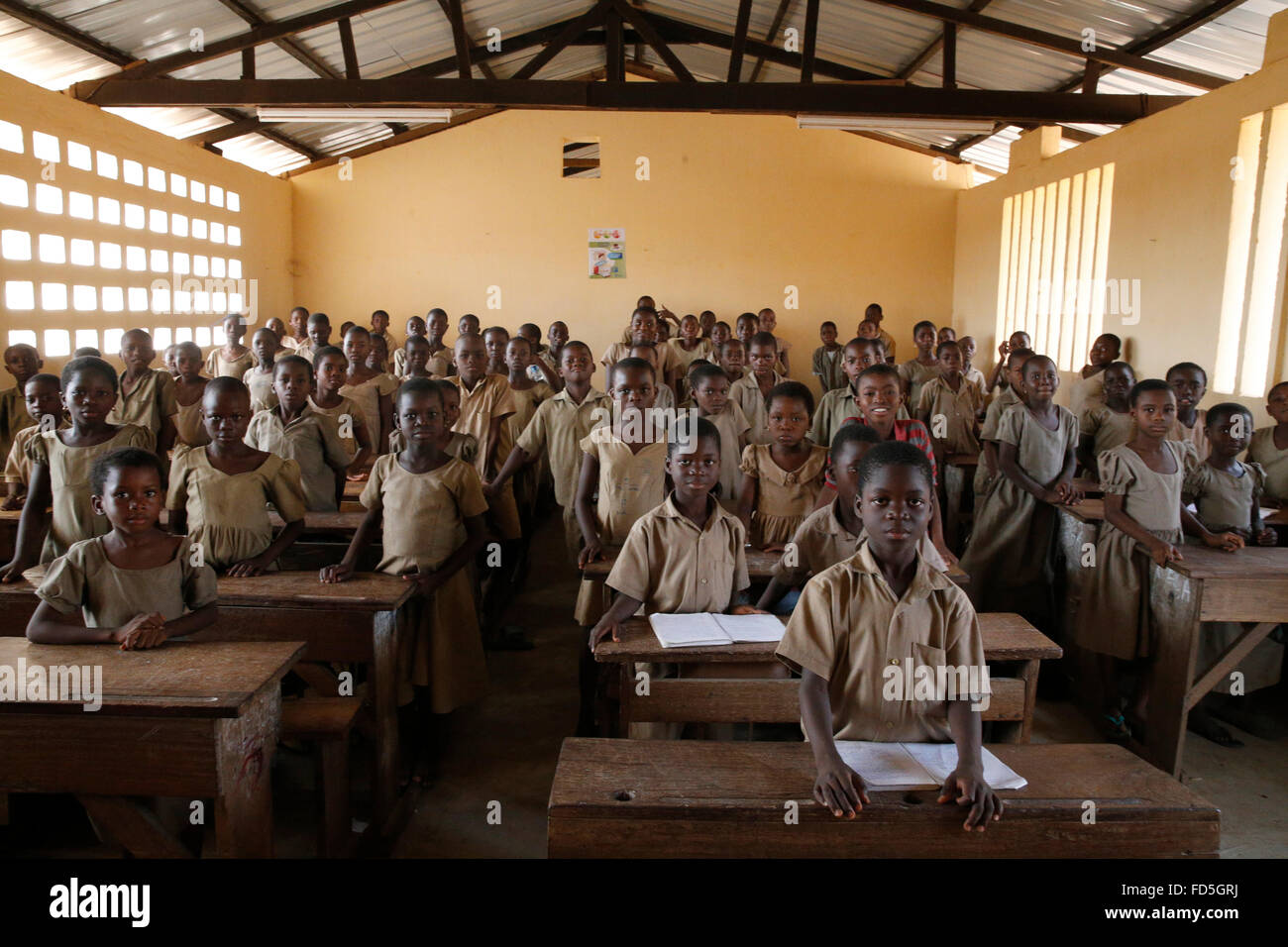 La escuela primaria de África. Los alumnos en un aula. Foto de stock