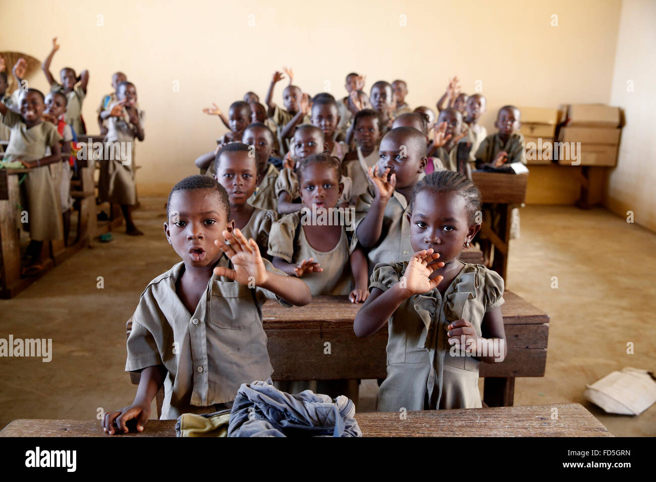 La escuela primaria de África. Los alumnos en un aula. Foto de stock