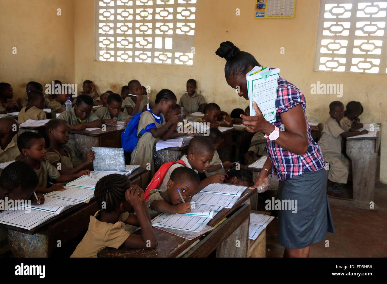 La escuela primaria de África. Profesor en su aula Fotografía de stock