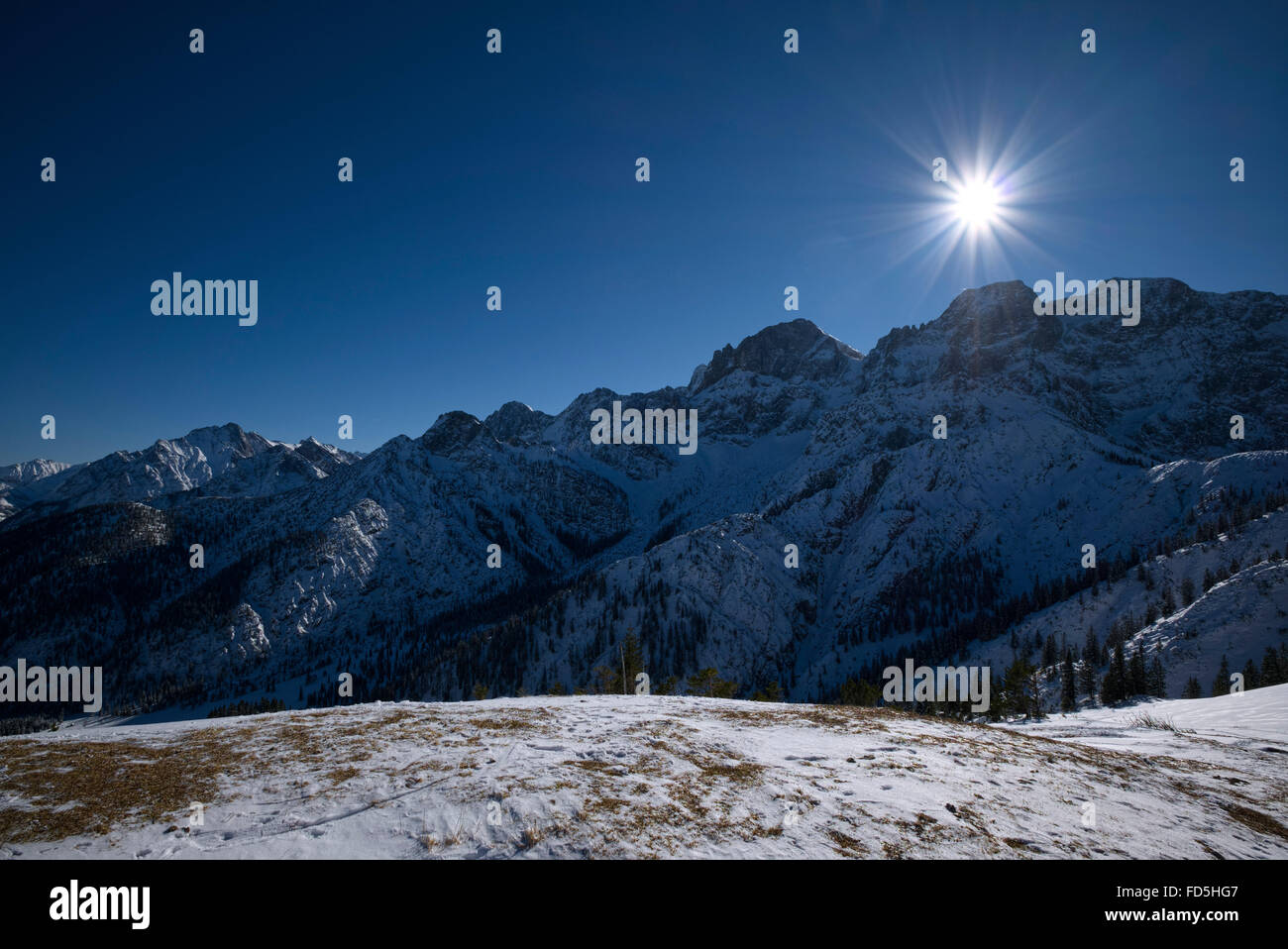 Montañas nevadas de sol directo, retroiluminación Karwendel, Hinterriss, Austria Foto de stock