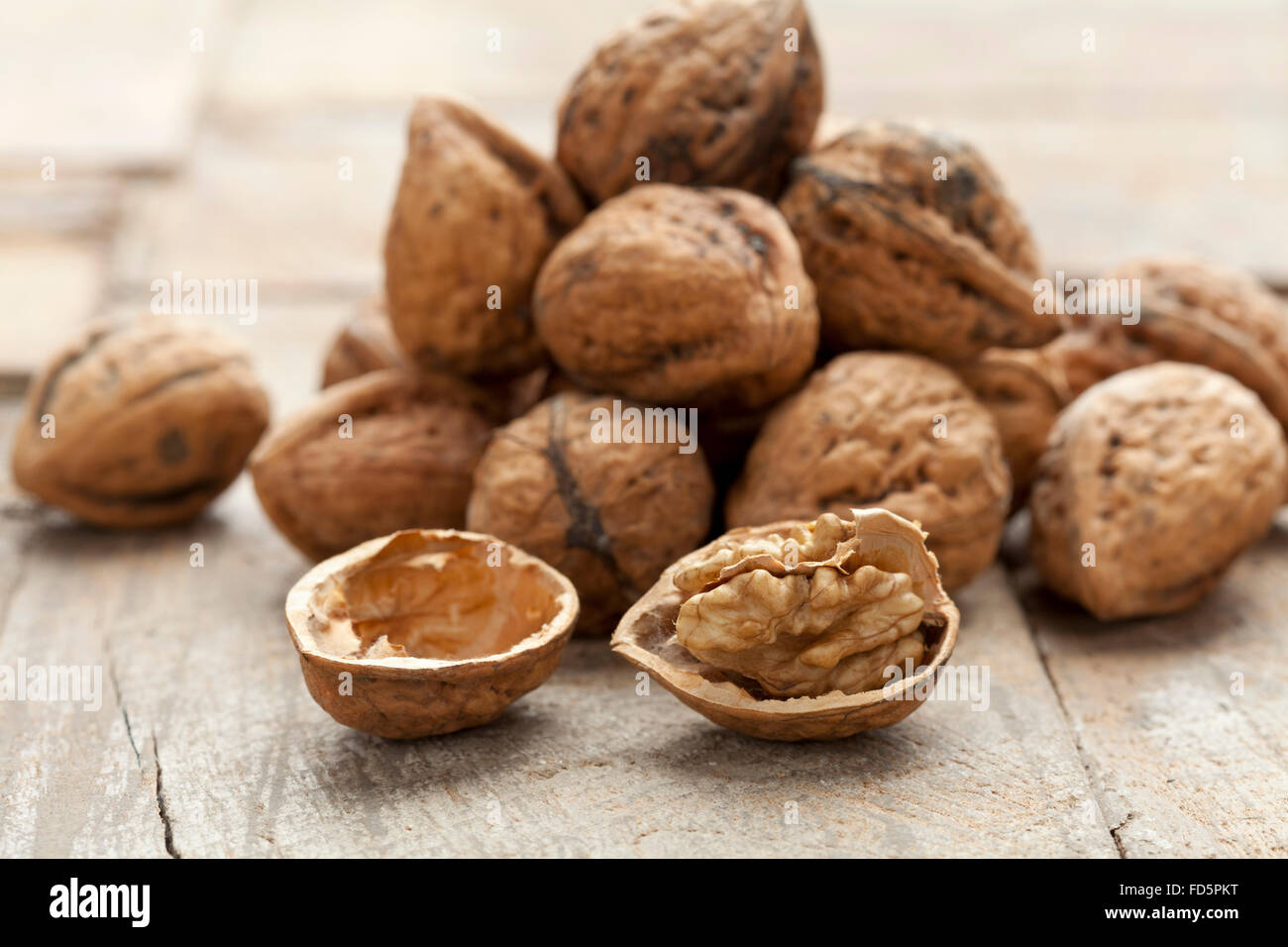 Entero y mitad nueces frescas Foto de stock