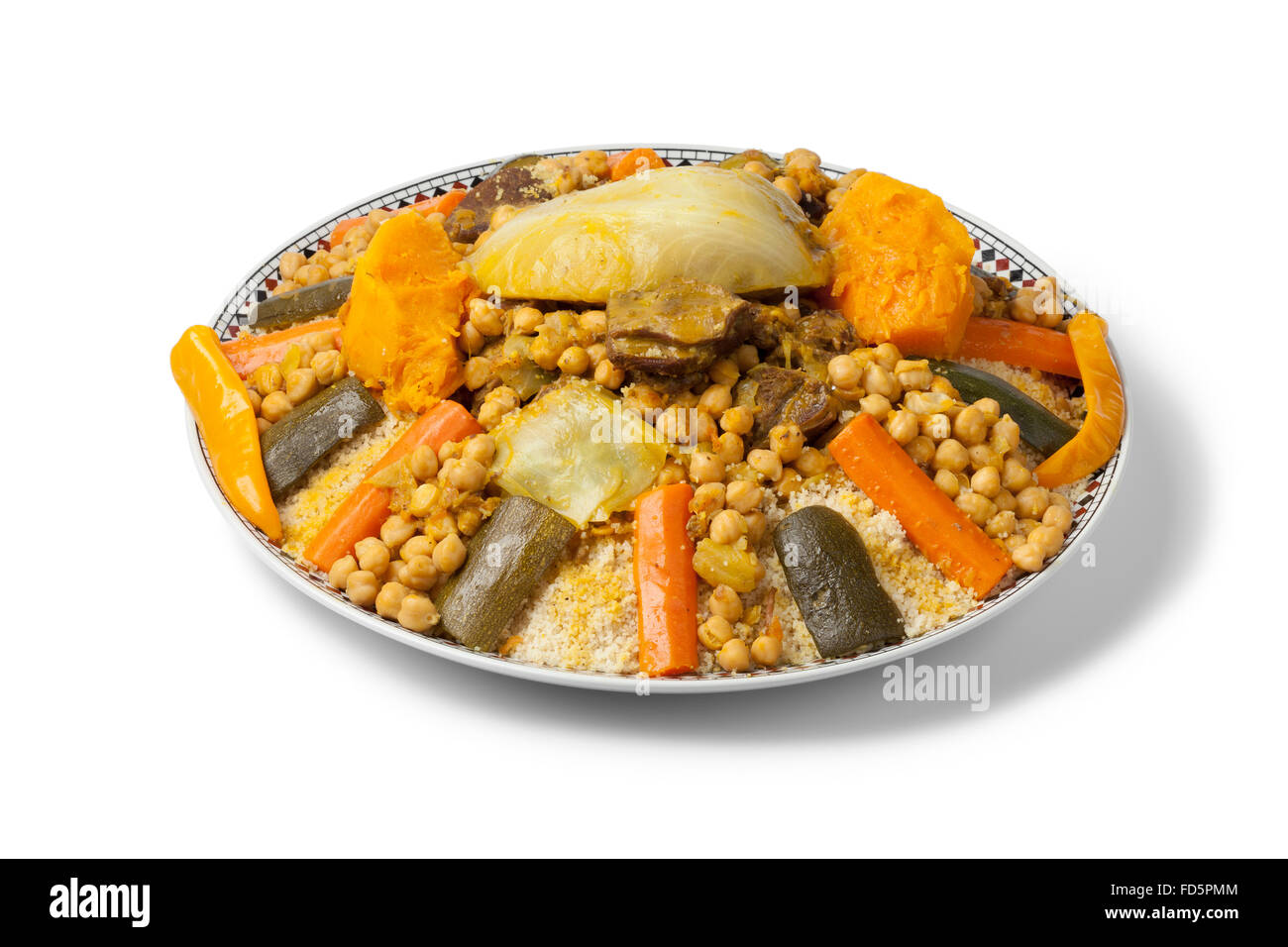 Cuscús marroquí tradicional plato sobre fondo blanco. Foto de stock