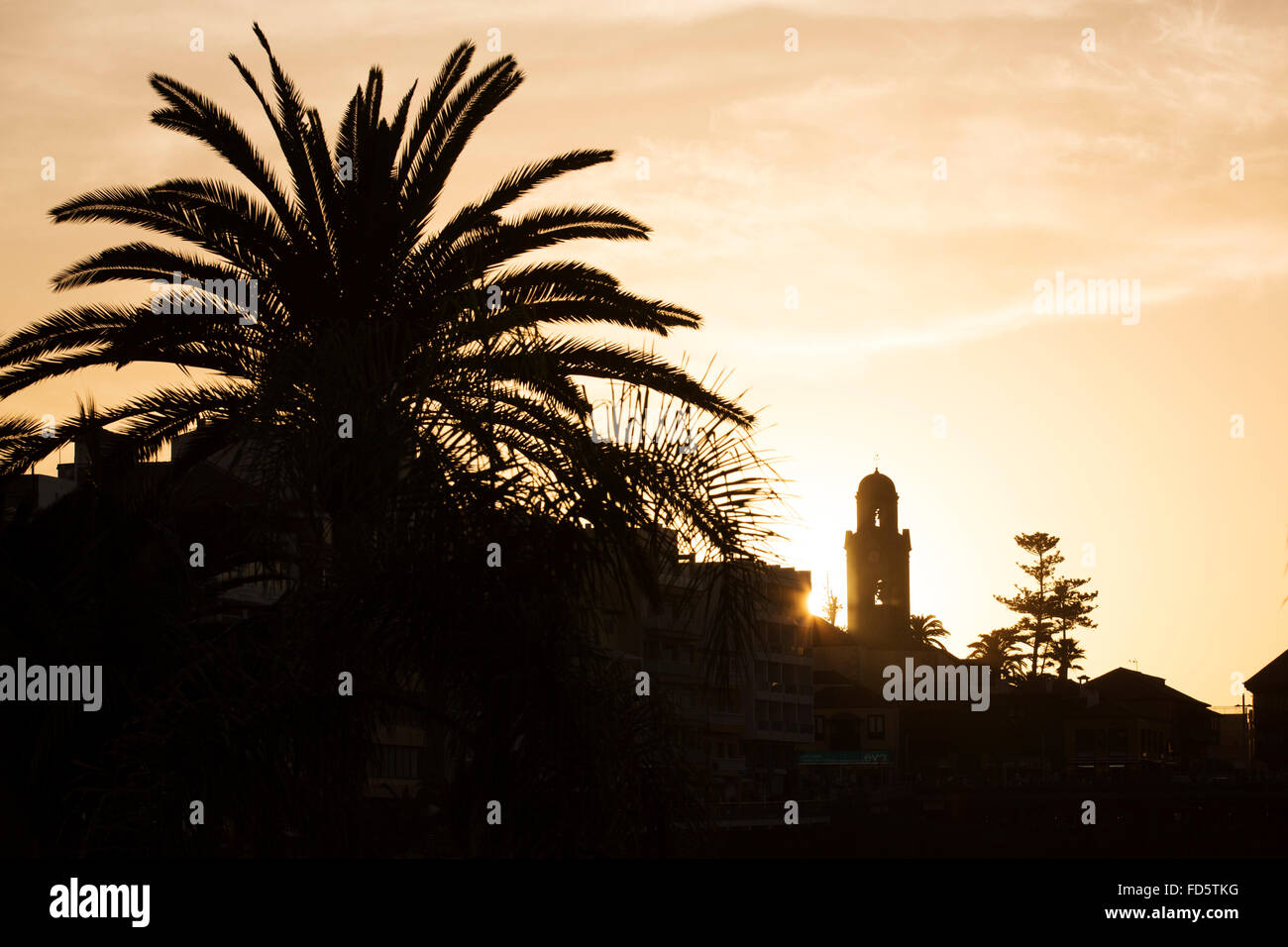 Puerto de la cruz por la puesta de sol fotografías e imágenes de alta  resolución - Alamy