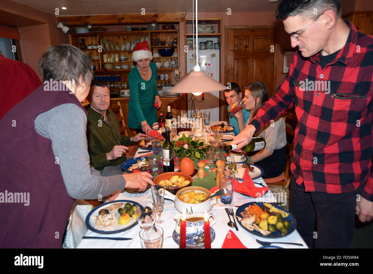 Tradicional cena de Navidad para la familia, 3 generaciones coman juntos a Turquía y todos los adornos. UK Foto de stock