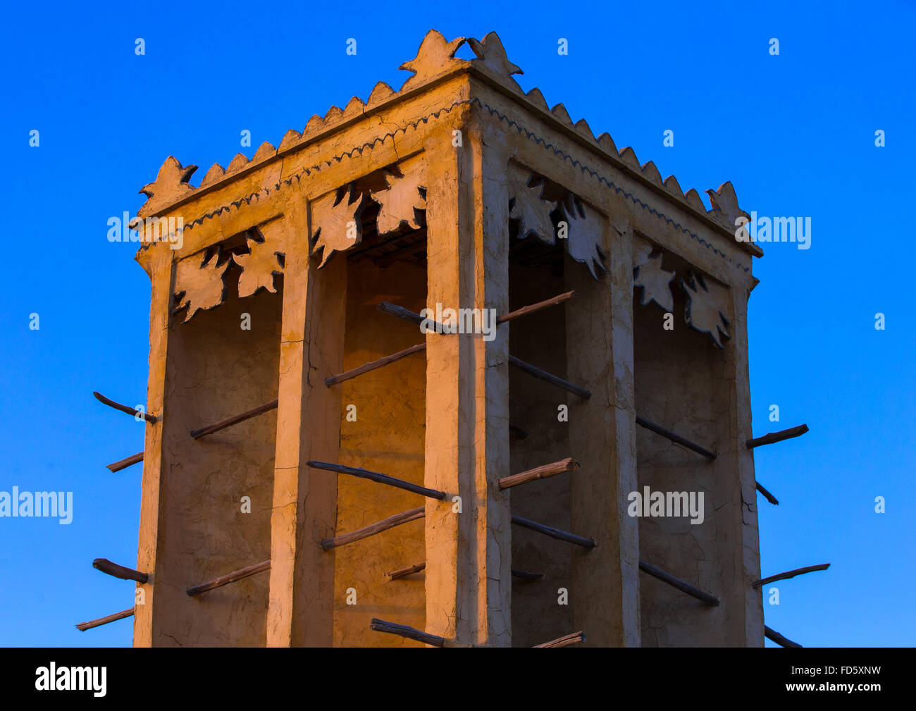 Torre de viento utilizados como un sistema de refrigeración natural en la arquitectura tradicional iraní, la isla de Qeshm, Laft, Irán Foto de stock