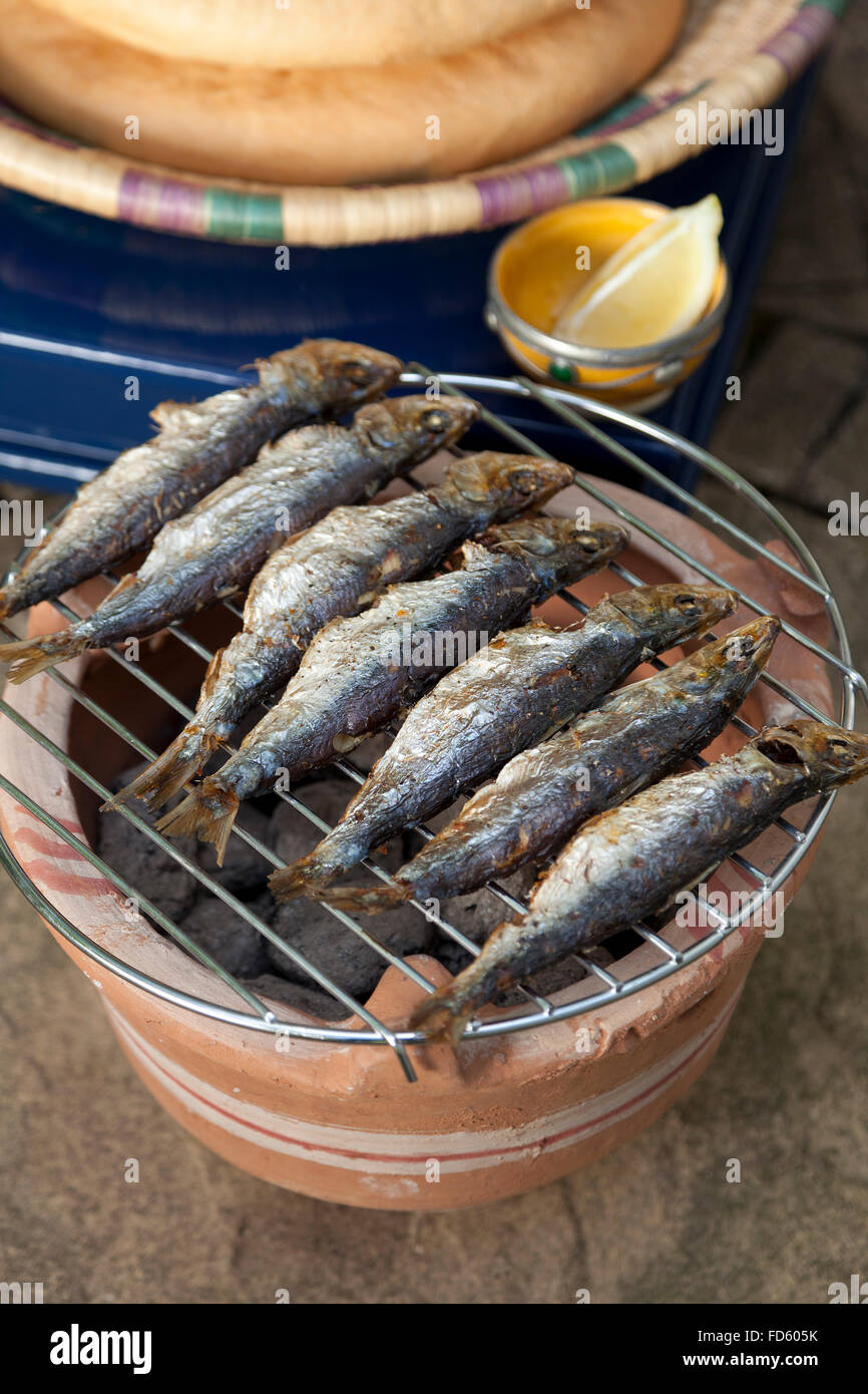 Las sardinas en una barbacoa en el jardín marroquí Foto de stock