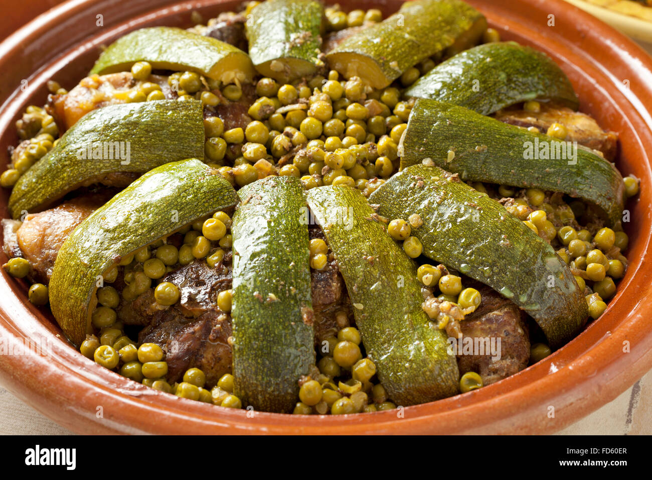 Plato tradicional marroquí con cordero, guisantes y calabacín cerrar Foto de stock