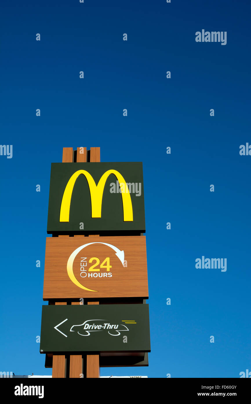 McDonald's 24 horas DriveThru signos, StratforduponAvon, REINO UNIDO