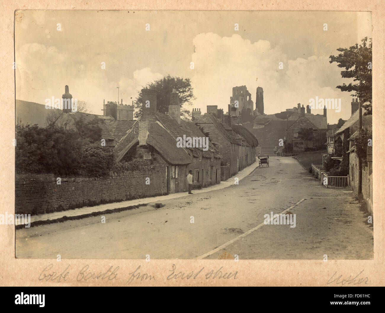 Fotografía de victoriano castillo Corfe desde East Street. c 1900. El castillo Corfe es una fortificación estando por encima de la aldea del mismo nombre, en la Isla de Purbeck en el condado inglés de Dorset. Foto de stock