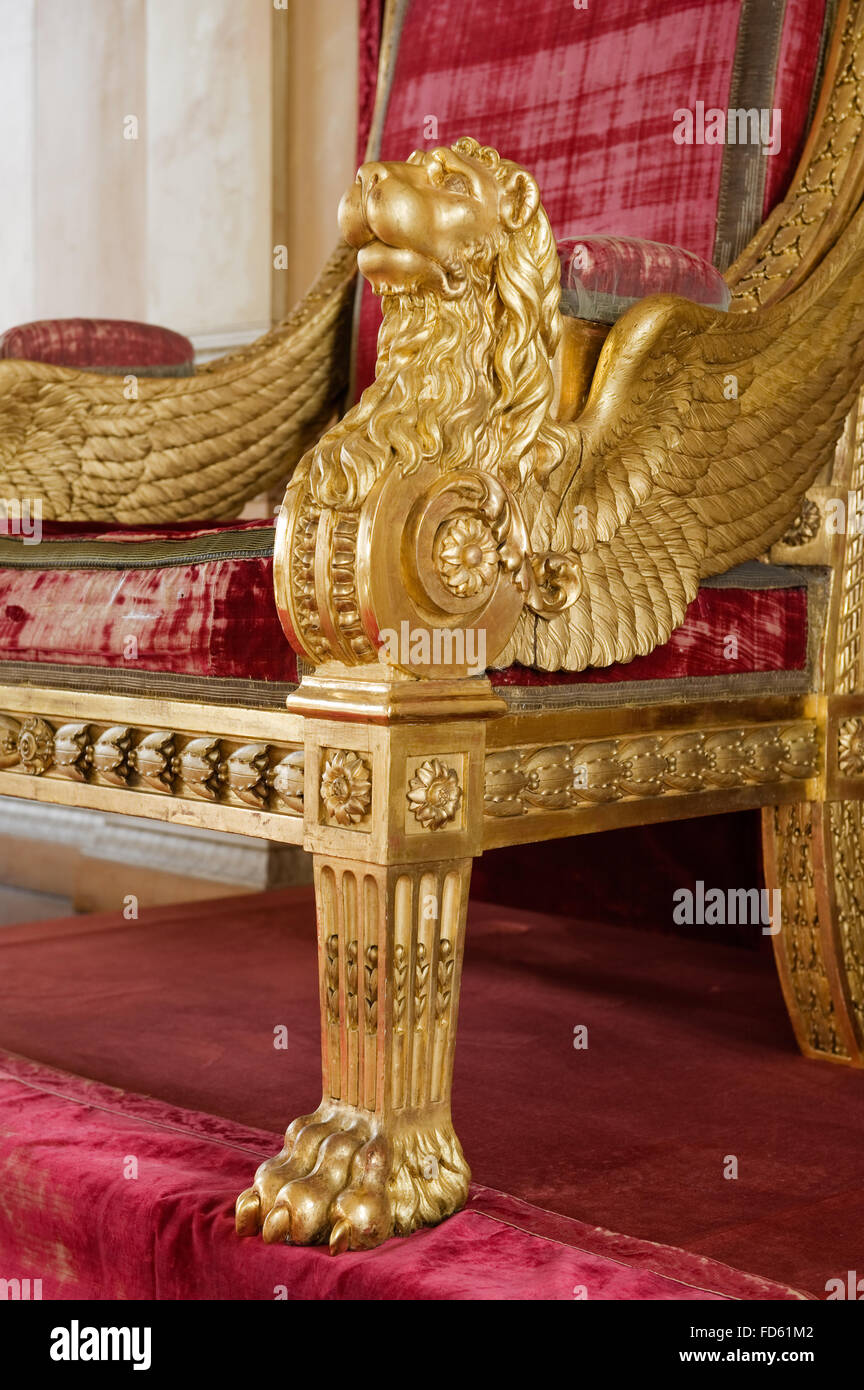 León Alado en el dorado trono en Schloss Fasanerie cerca de Fulda en Alemania Foto de stock