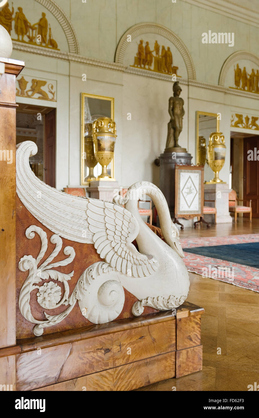 Decoración cisne alado en el lateral de los muebles en la sala de recepción del Schloss Fasanerie cerca de Fulda en Alemania Foto de stock