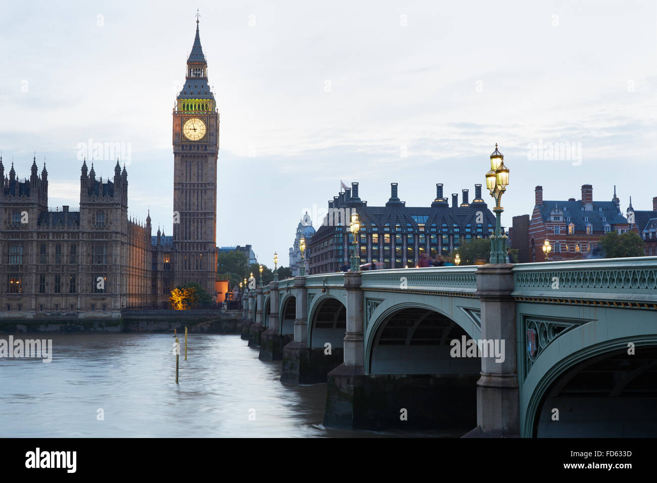 El Big Ben y las casas del parlamento al atardecer en Londres, luz natural y colores Foto de stock