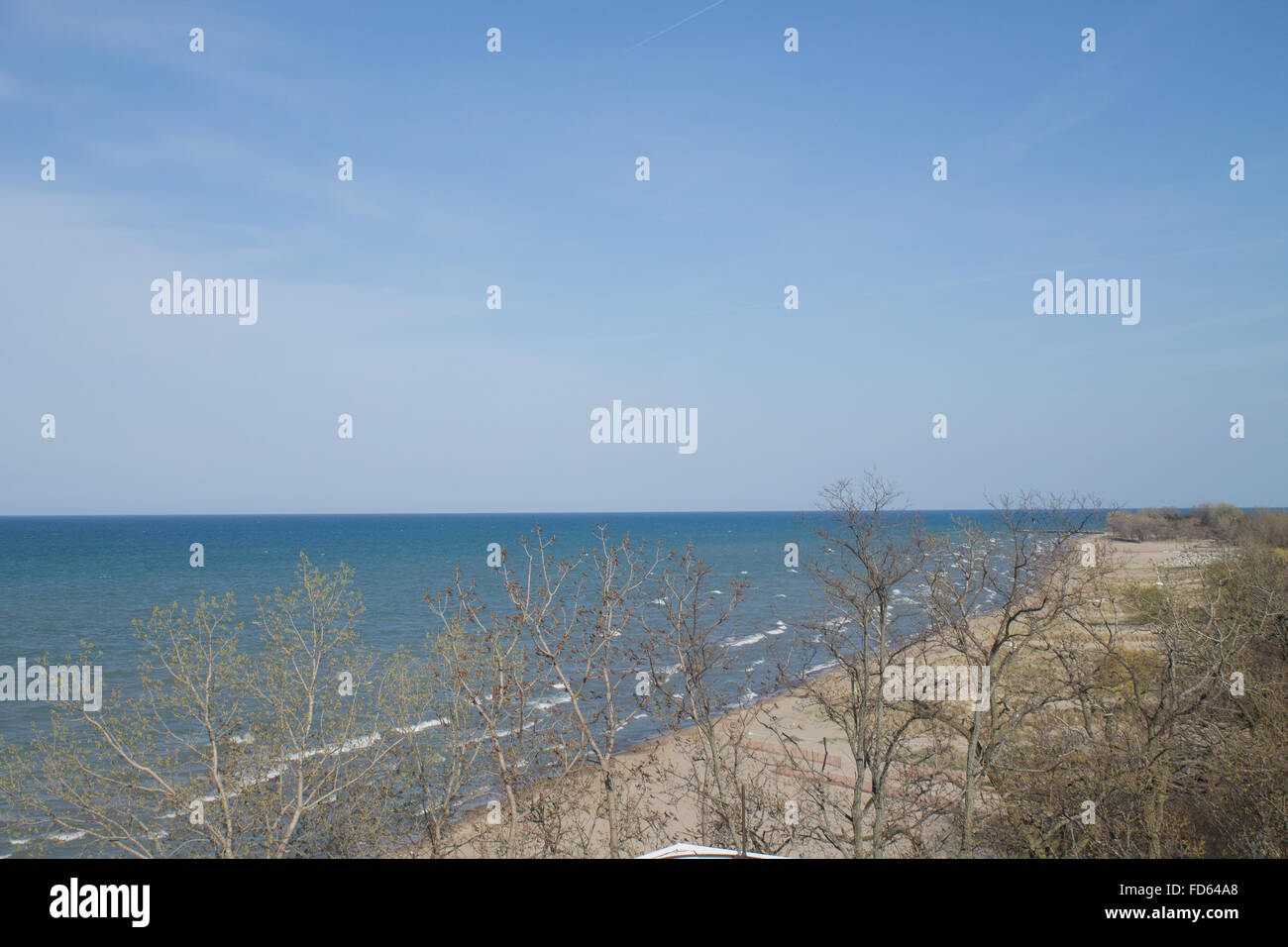 Ver elevados a lo largo de la playa de arena vacía con árboles deshojado Foto de stock