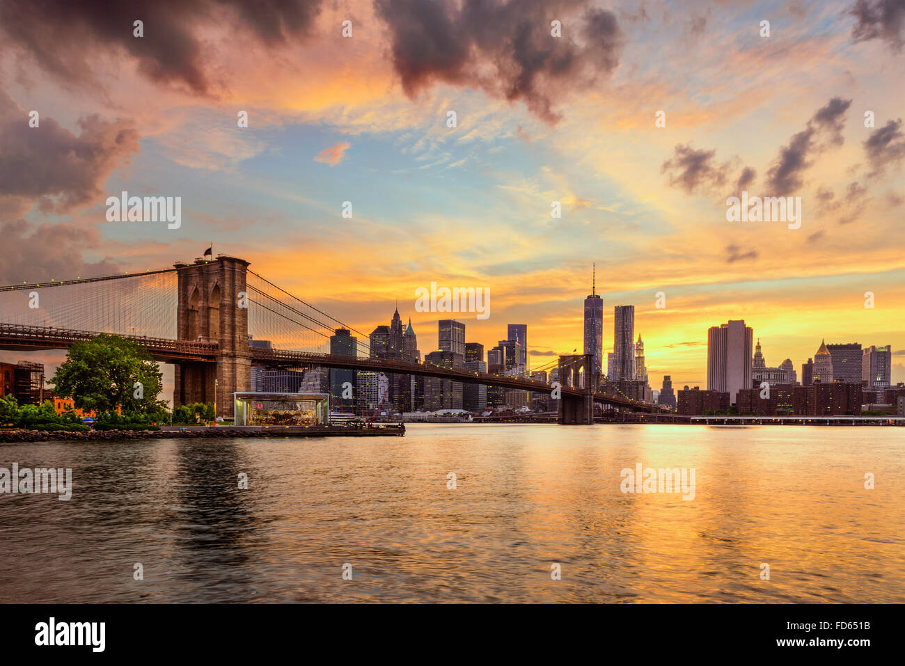 La Ciudad de Nueva York, EE.UU. horizonte desde el East River y el Puente de Brooklyn. Foto de stock