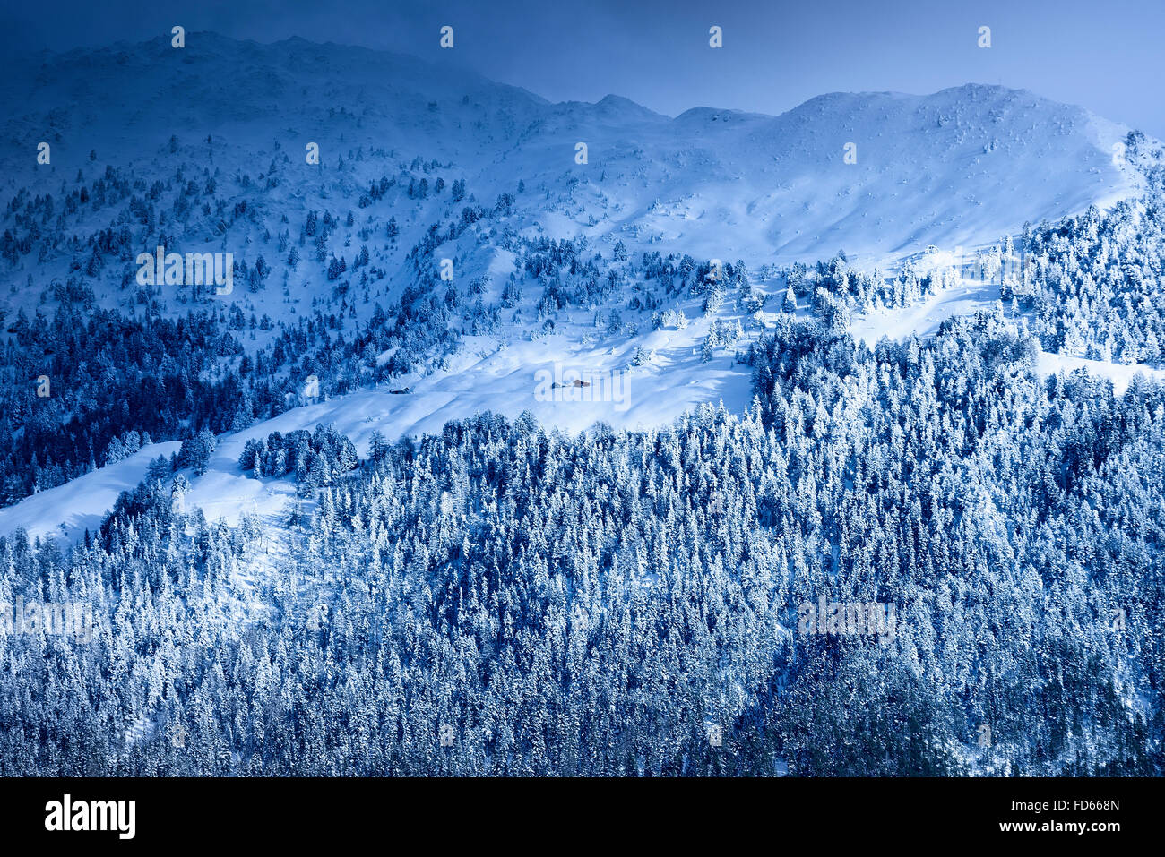 Hermosa vista panorámica del paisaje invernal de las montañas de los Alpes, Francia Foto de stock