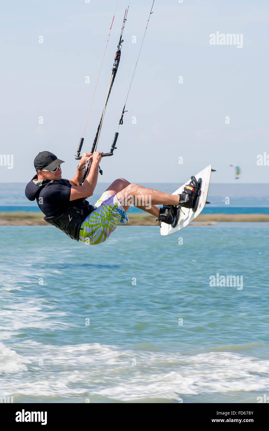 Kitesurfer en aire de Crimea Foto de stock