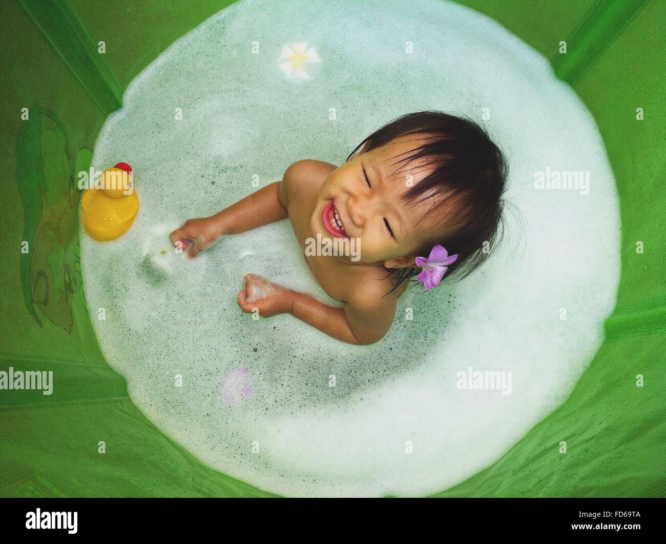 Un alto ángulo de visualización de una linda chica en la bañera. Foto de stock