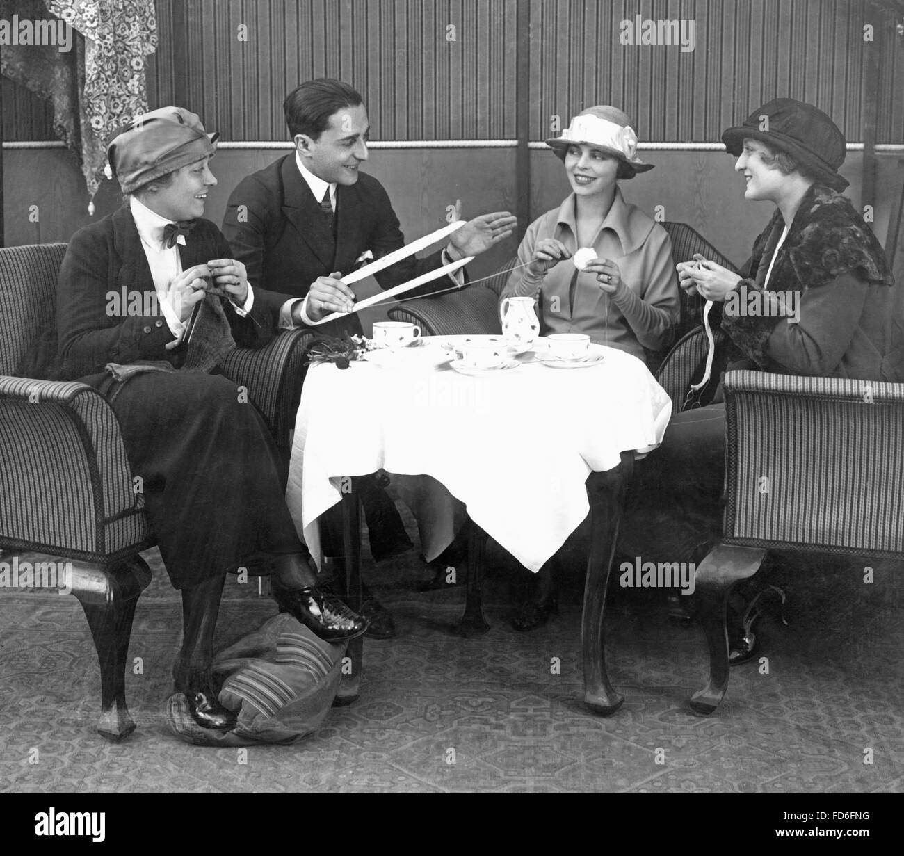 Los huéspedes del Grand Hotel Esplanade durante sus 5 o'clock tea, 1921. Foto de stock
