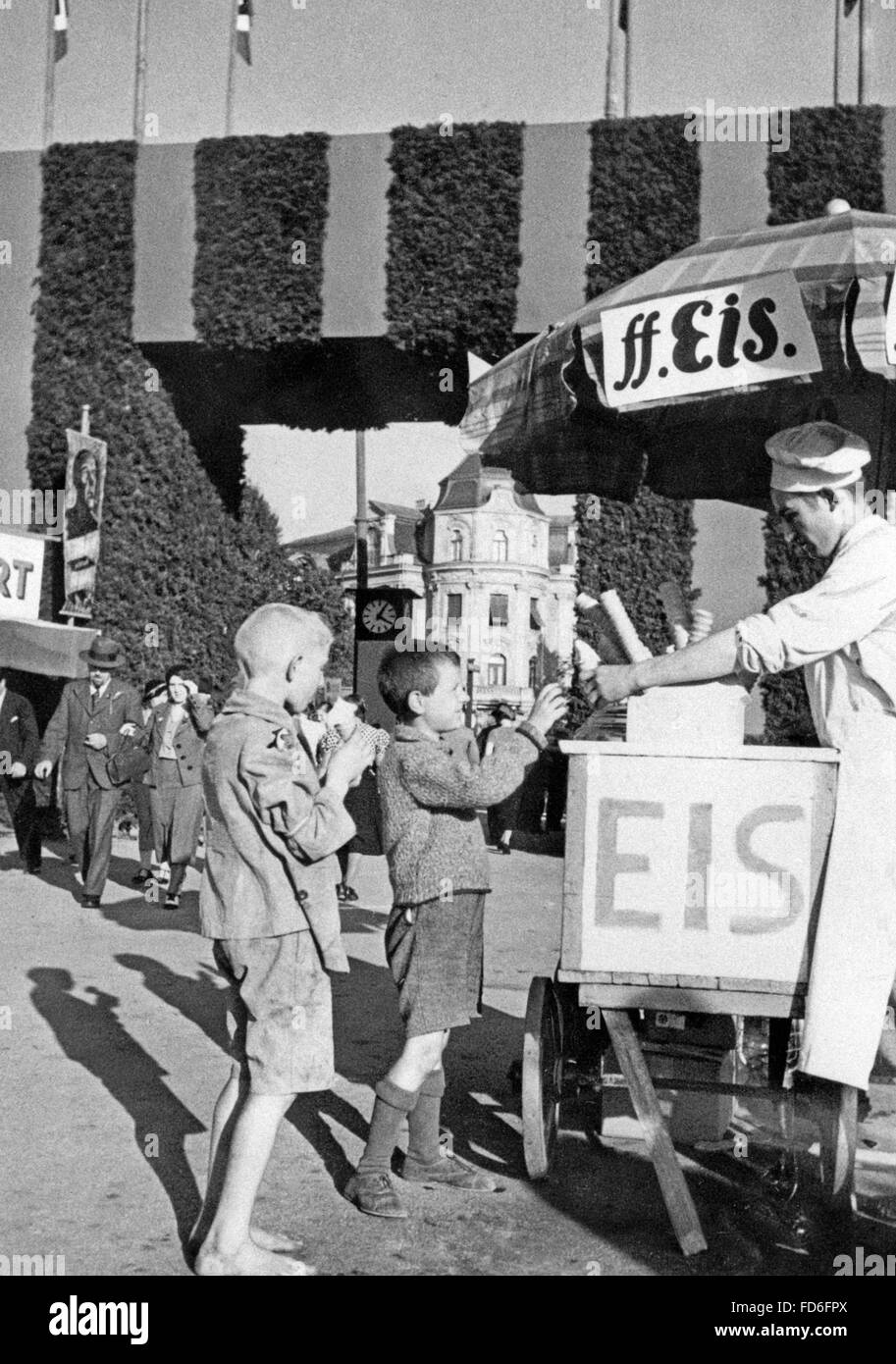 Vendedor de helados en uno de los portales de la Oktoberfest, ca. 1935 Foto de stock