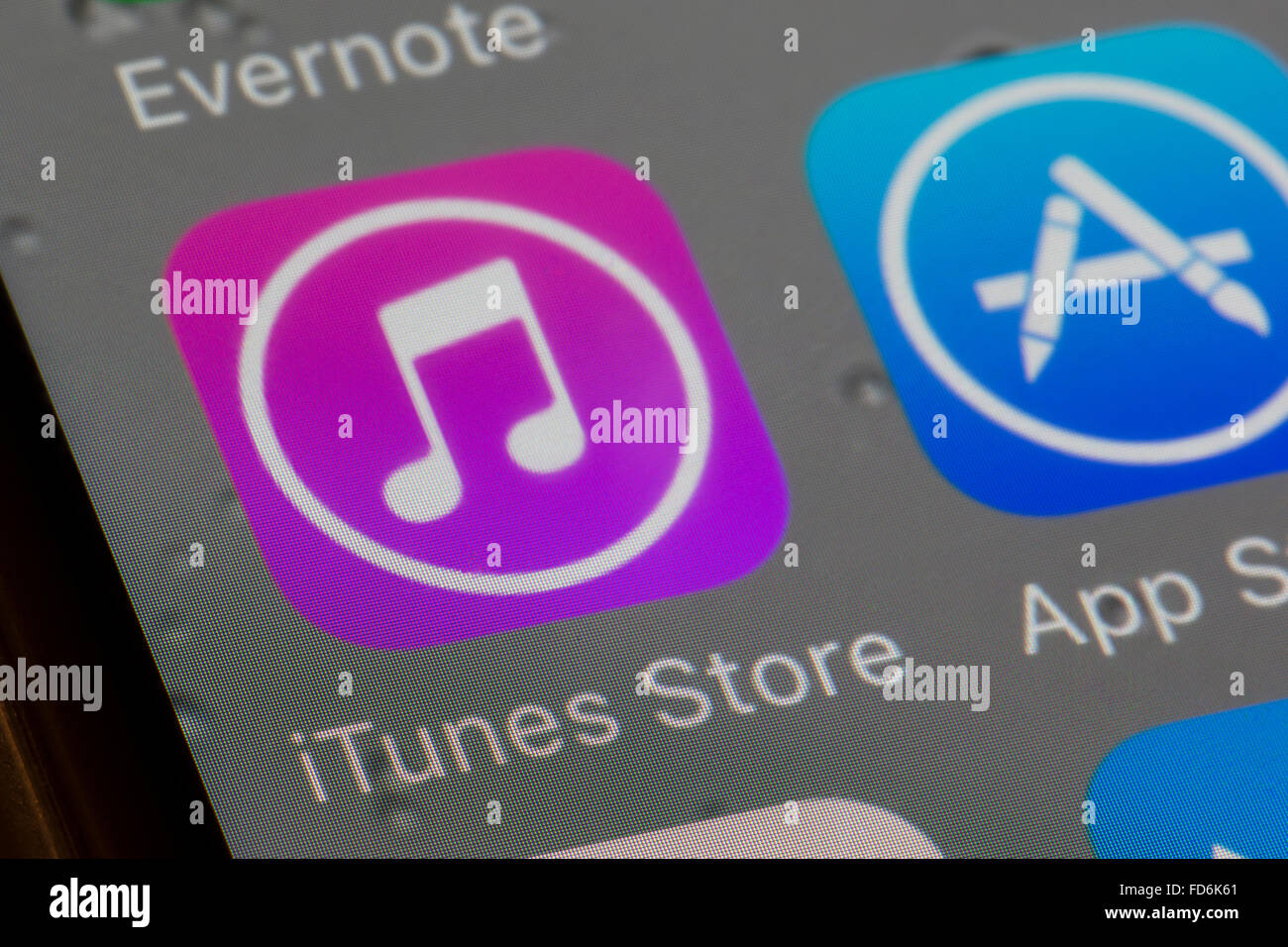La tienda de música de Apple, Itunes app, sobre una pantalla de iphone 6 Foto de stock