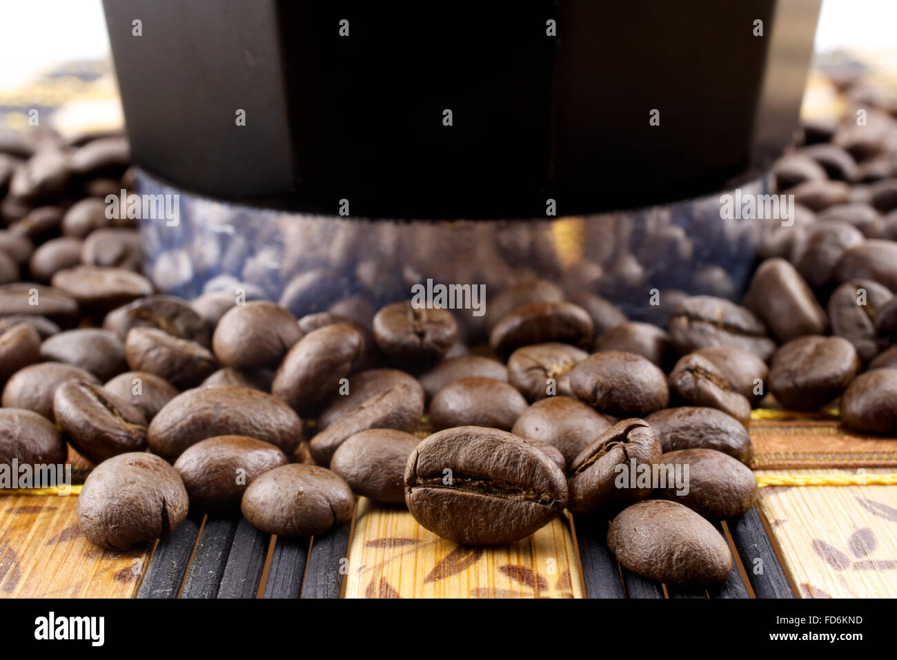 Los granos de café y cafetera (percolador) sobre una estera de bambú  Fotografía de stock - Alamy