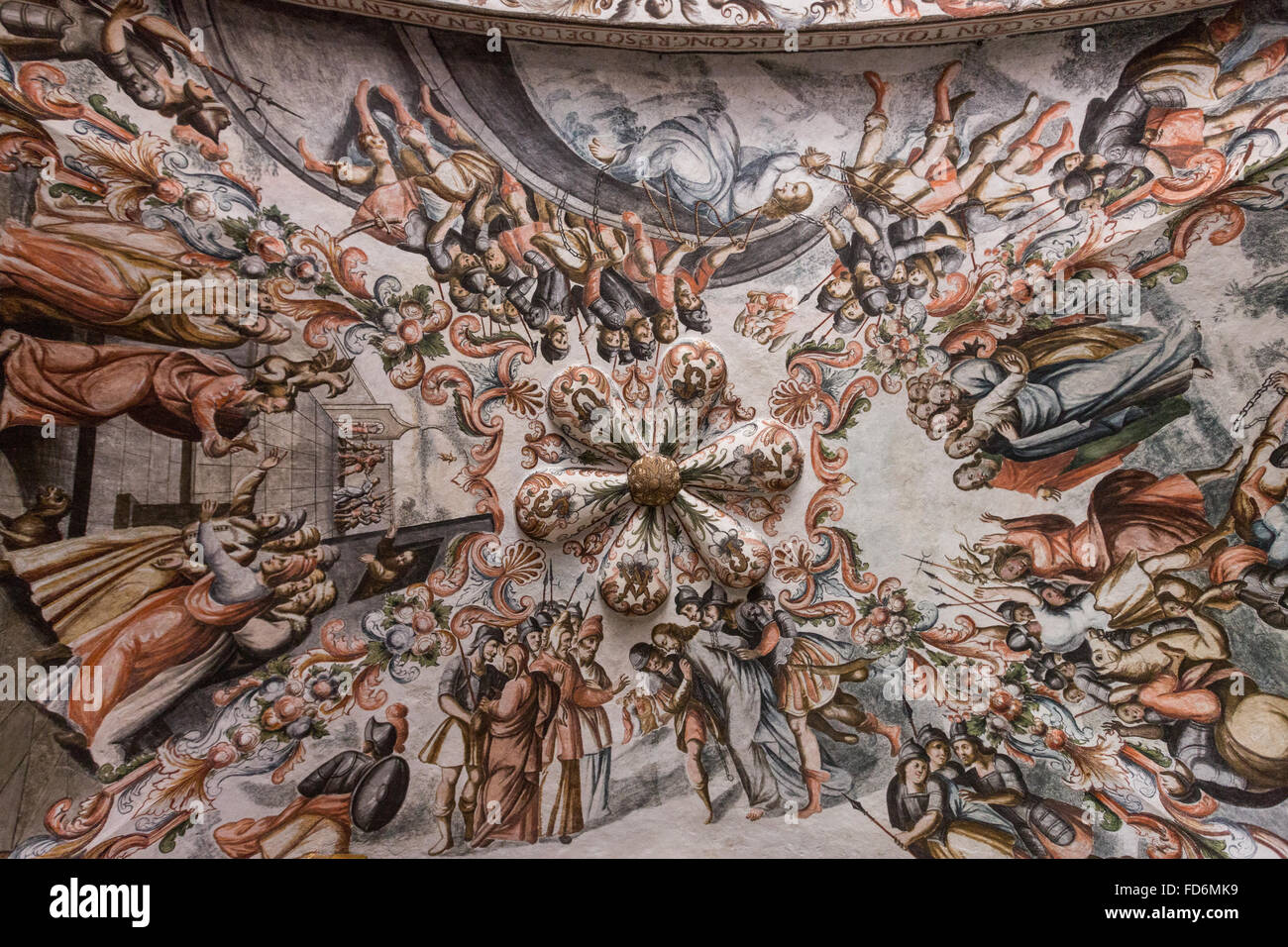 Dentro del Santuario de Atotonilco barroco popular mexicano con murales  pintados en el techo y las paredes en Atotonilco, México. Las pinturas  fueron realizadas por Antonio Martínez de Purasangre y José María