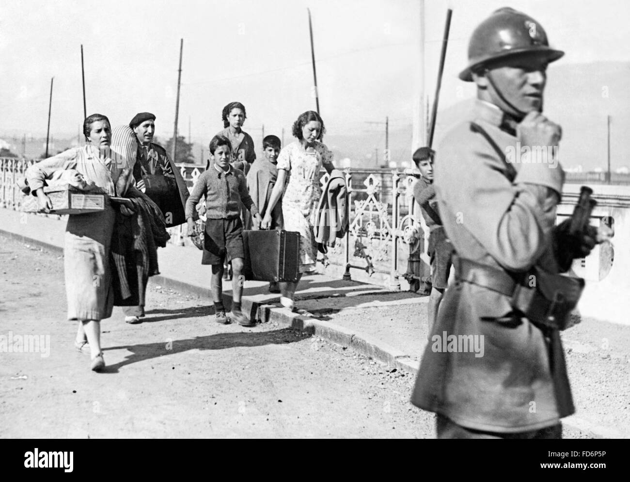 Los refugiados españoles cruzan la frontera francesa, 1936 Foto de stock