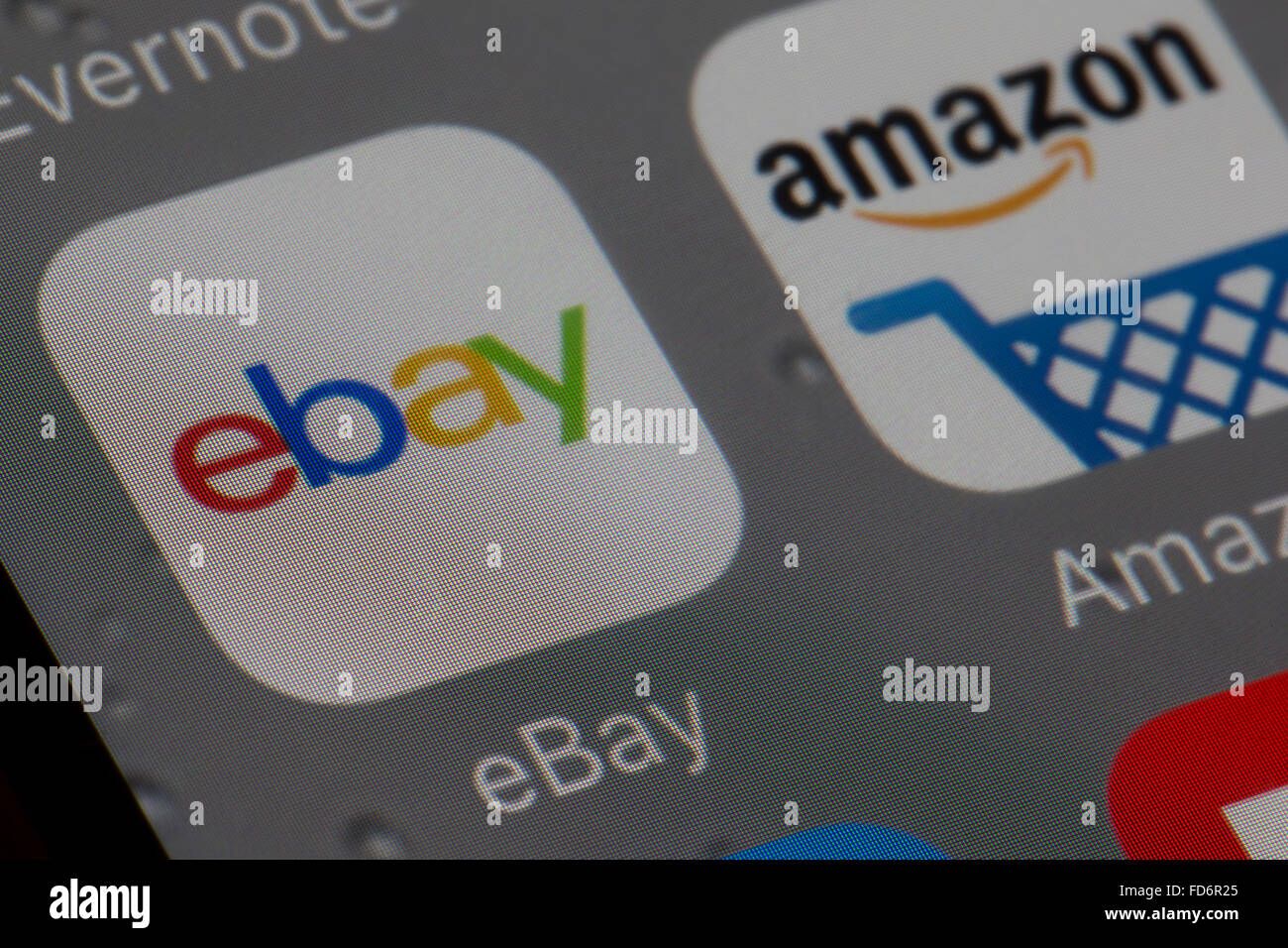 Aplicaciones comerciales de Internet, ebay y Amazon, en una pantalla de iphone 6 Foto de stock