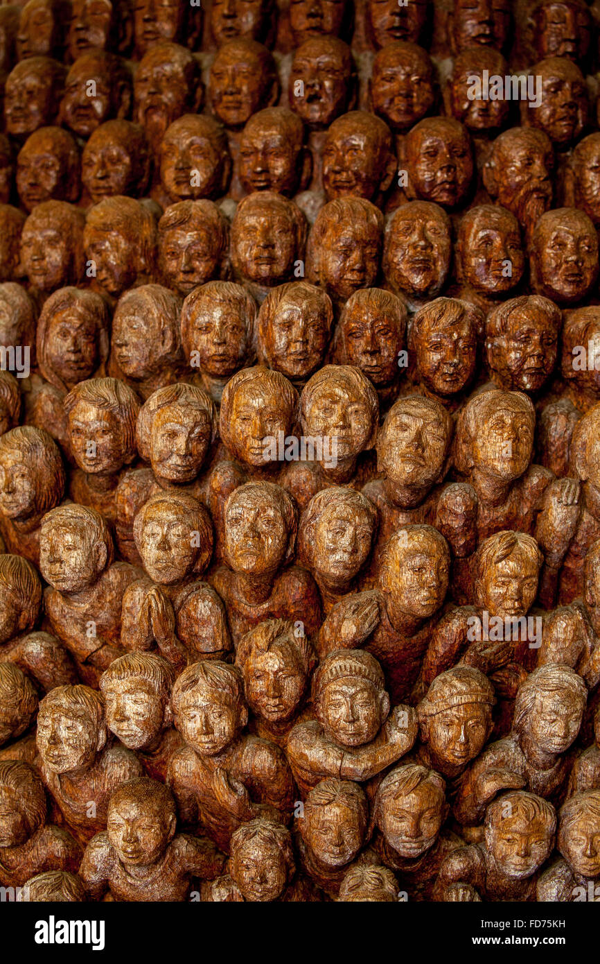 Obras de arte talladas en madera con caras, artista desconocido, ebanistería, Ubud, Bali, Indonesia, Asia Foto de stock