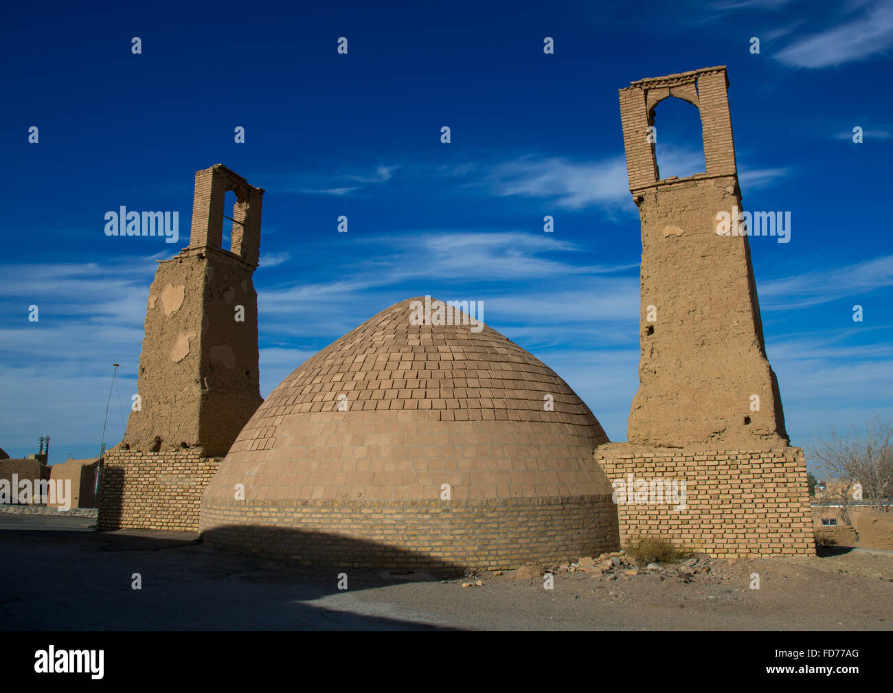 Las torres de viento utilizados como un sistema de refrigeración natural para el depósito de agua, Ardakan County, Aqda, Irán Foto de stock