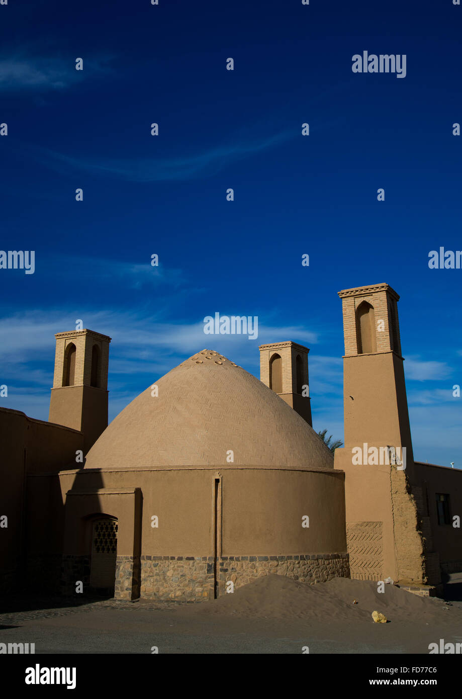 Las torres de viento utilizados como un sistema de refrigeración natural para el depósito de agua, Ardakan County, Aqda, Irán Foto de stock