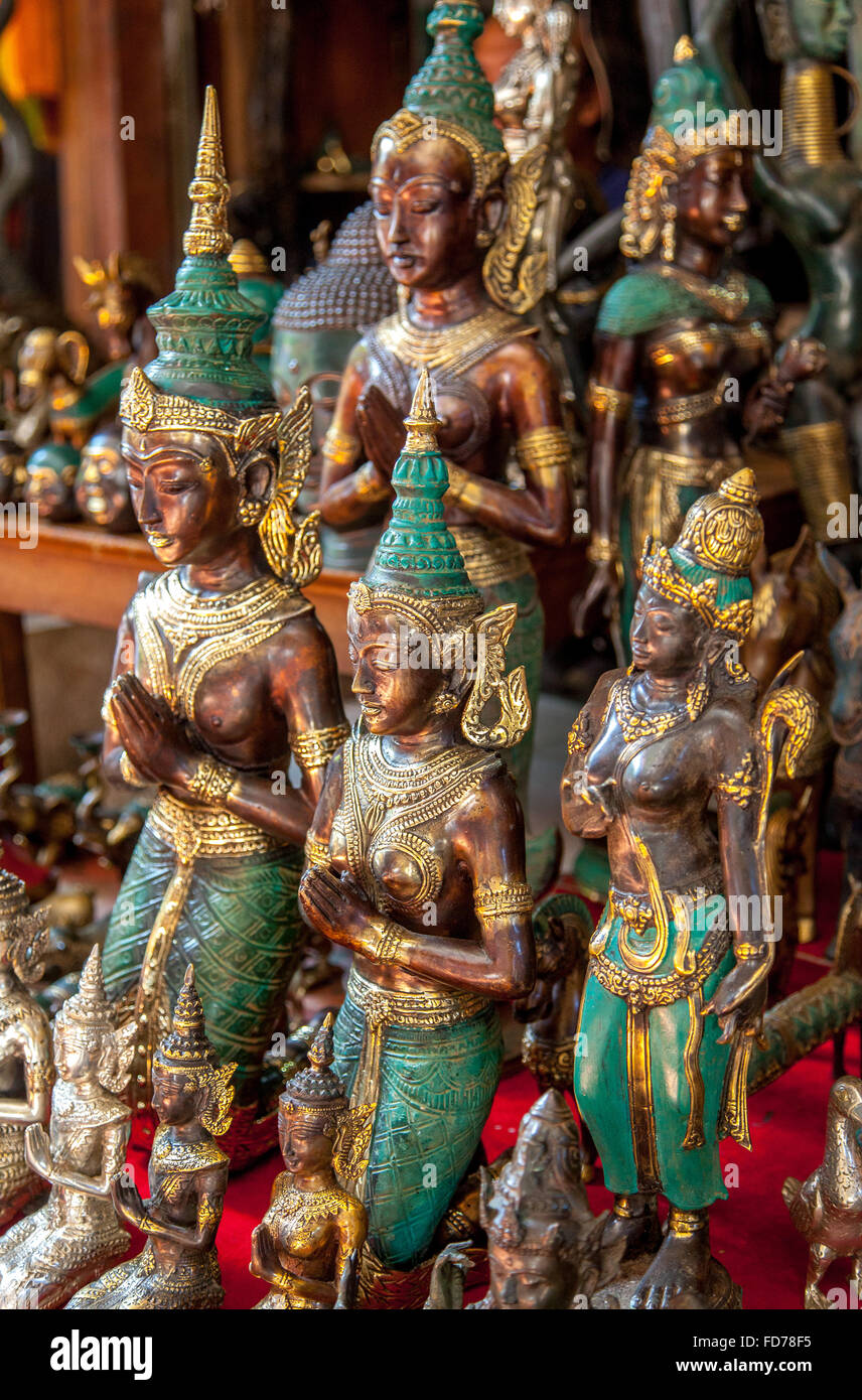 Bazar, figuras de una diosa, ornamentada, figura femenina, Ubud, Bali, Indonesia, Asia Foto de stock