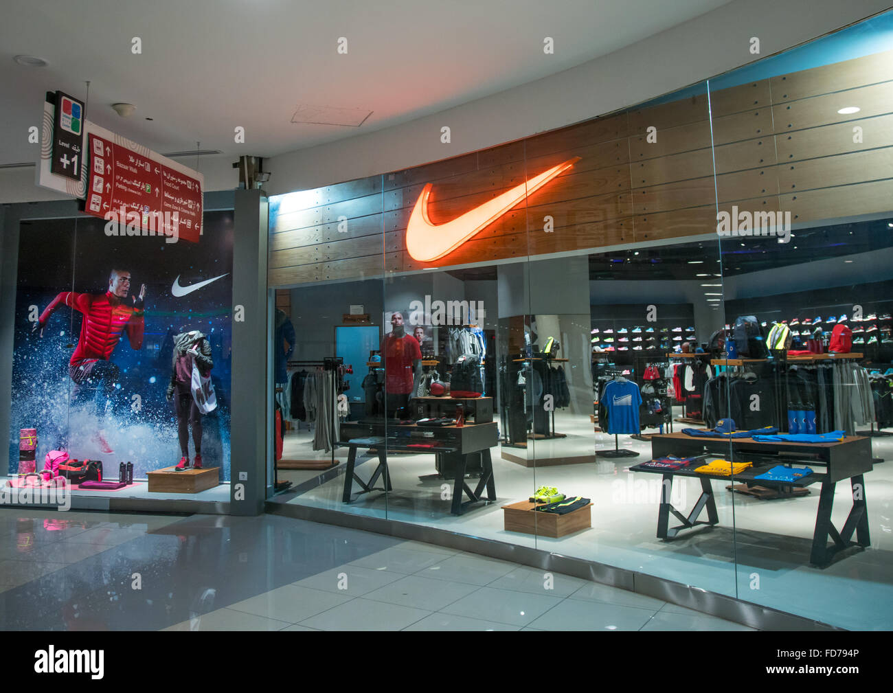 Vista exterior de la flagship store de Nike en el centro de la ciudad,  Centro comercial de la provincia de Isfahan, Isfahan, Irán Fotografía de  stock - Alamy