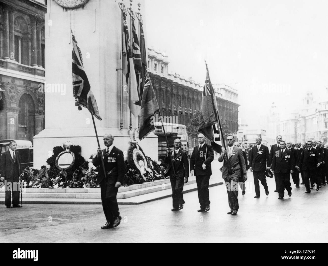 Los veteranos de la Guerra Mundial alemán, junto con la Legión Británica en el cenotafio en Londres, 1937 Foto de stock