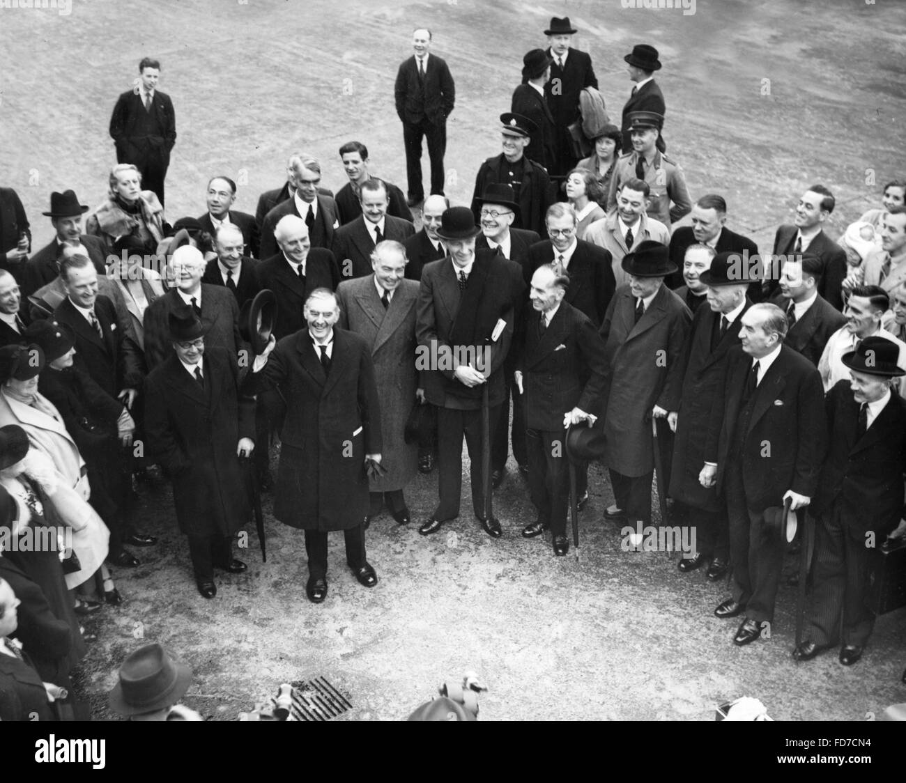 Chamberlain y el gobierno británico antes de la partida desde el aeródromo de Heston a Munich, 1938 Foto de stock