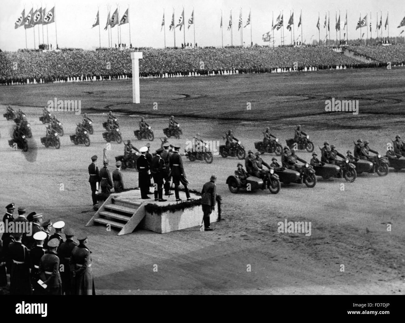 Las tropas de la motocicleta en el día de la Wehrmacht durante el Rally de Nuremberg, 1937 Foto de stock
