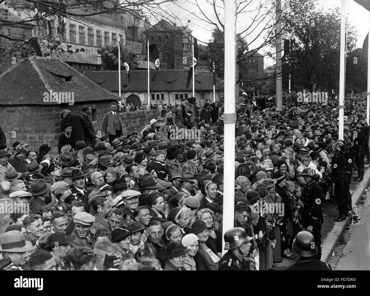 Multitud en frente del Hotel Deutscher Hof durante el congreso del partido (Reich Reichsparteitag),1936 Foto de stock