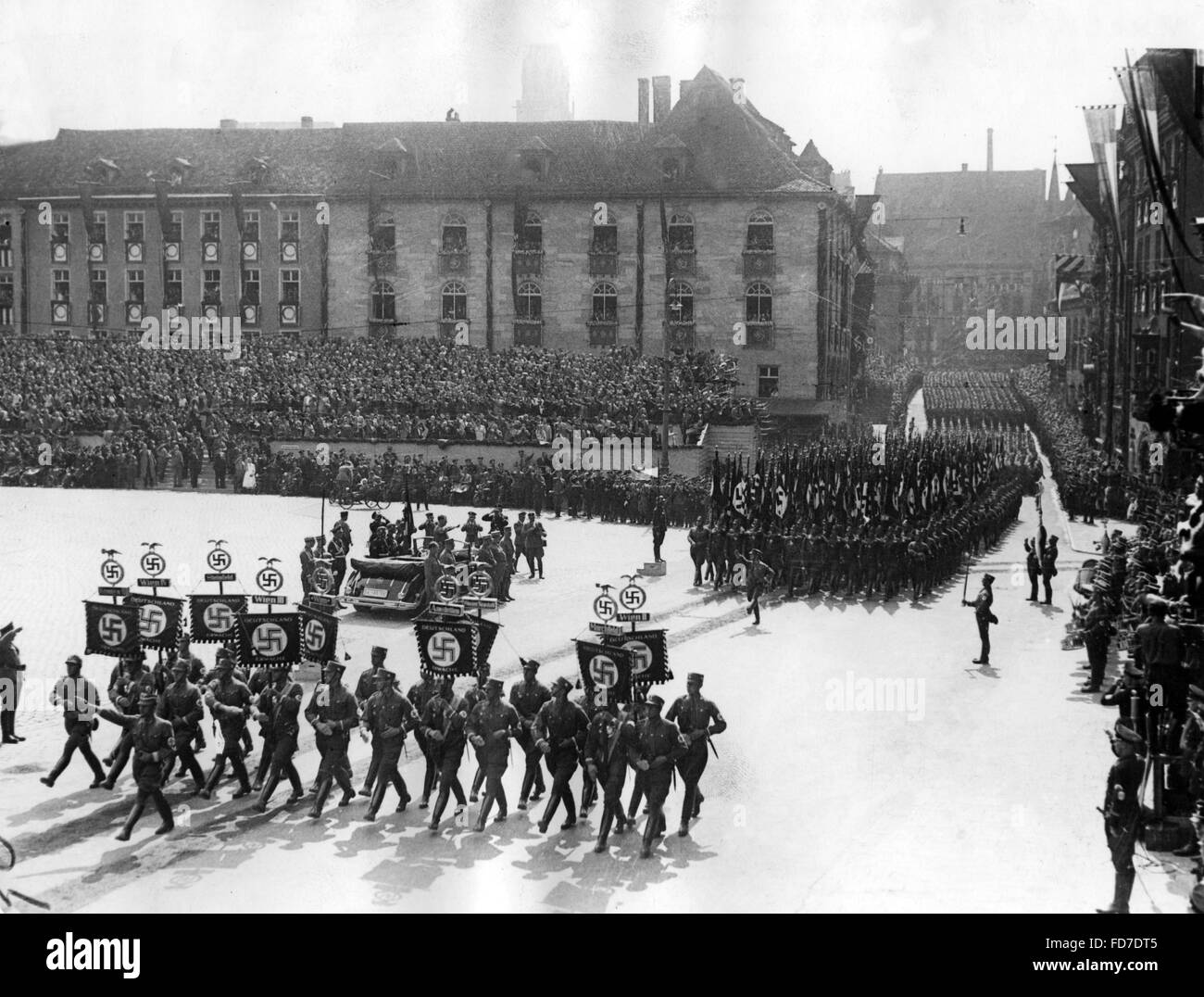 Desfile de la SA antes de Adolf Hitler durante el Rally de Nuremberg, 1938 Foto de stock