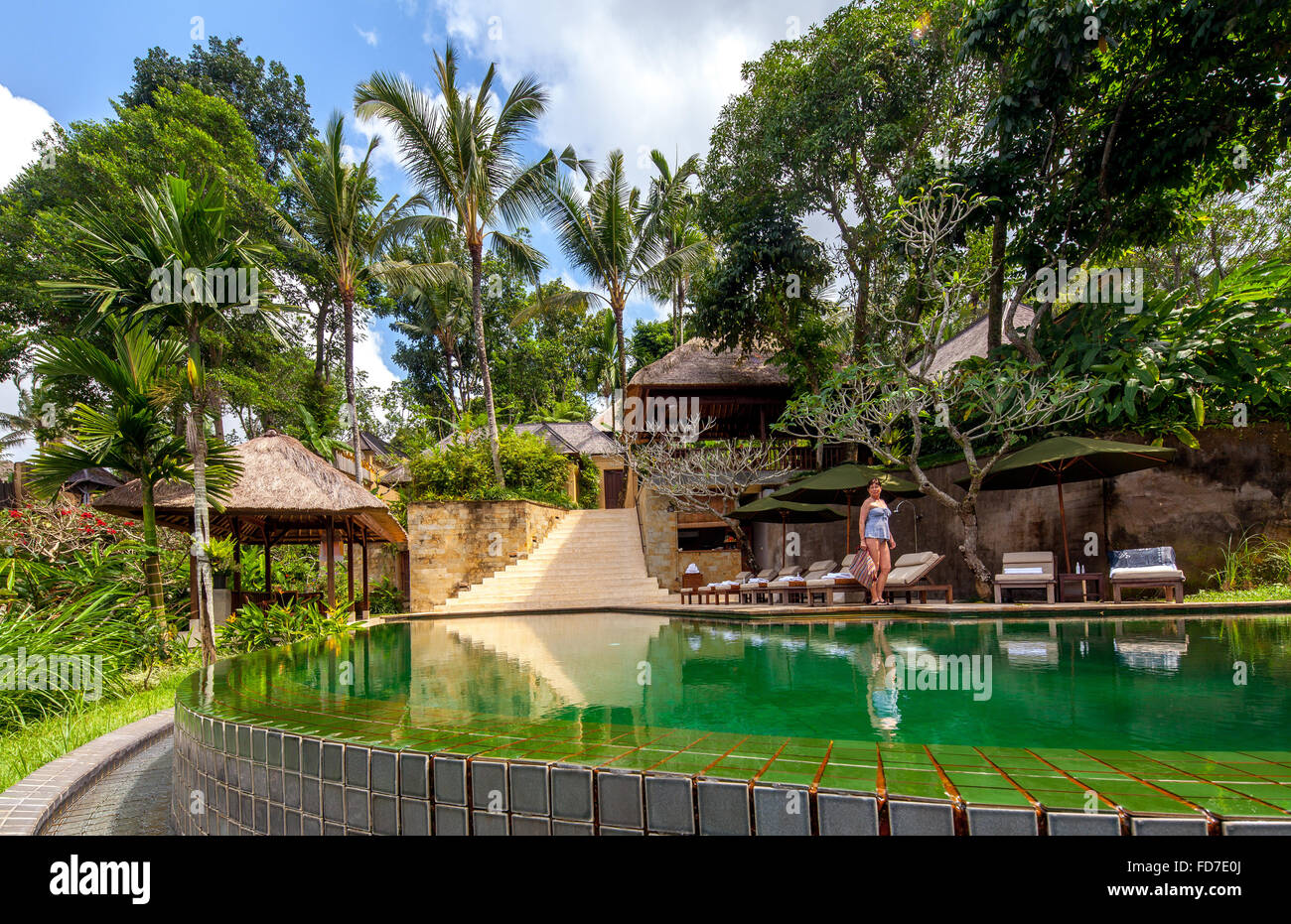 Hotel con piscina y palmeras, Ubud, Bali, Indonesia, Asia Foto de stock